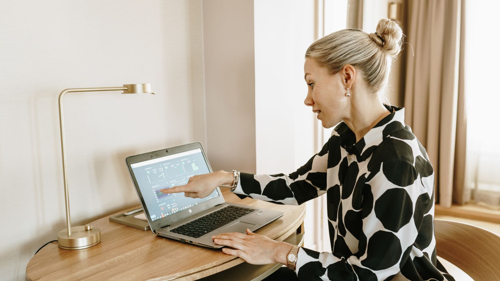 Linda Ekholm helps the Hotel St. George guests sleep and recover better by analyzing their sleep at Sleep Lab -sleep consultations.
