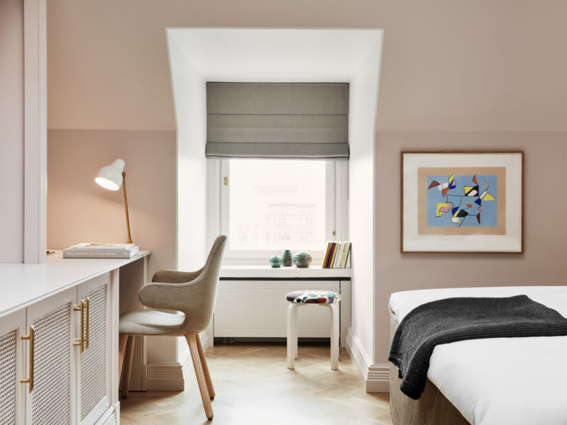 Moderni loft-henkinen hotellihuone Hotel St. Georgen ylimmässä kerroksessa