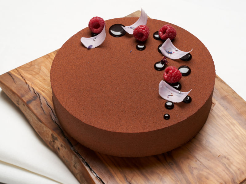 Tilaa St. George suklaakakku St. George Bakerysta Helsingistä.